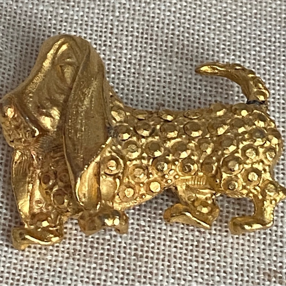 Vintage Bassett Hound Brooch Gold Tone Textured Figural Hound Dog Puppy Pin 1.5”